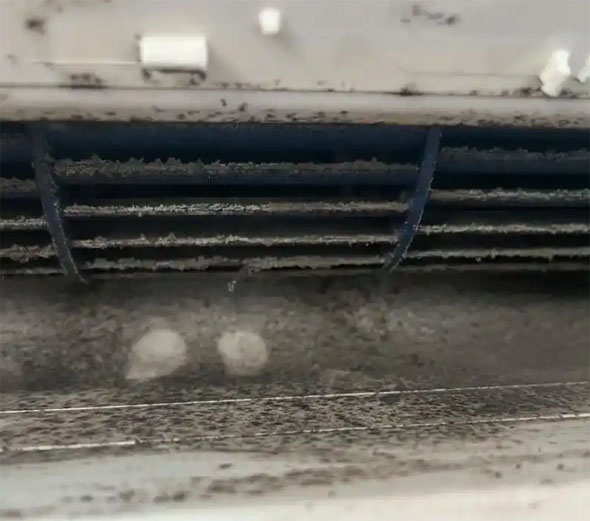 新华空调吹的风有股烧焦味是怎么回事